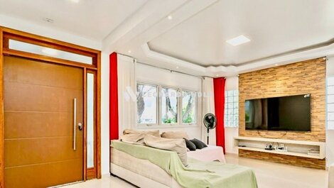 ⭐ Spacious House with Pool Near the Sea | Sleeps Up to 14