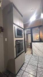 Cozinha com torre quente forno e micro ondas  alto luxo