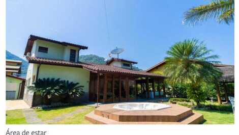 Linda casa em condomínio fechado em Ubatuba