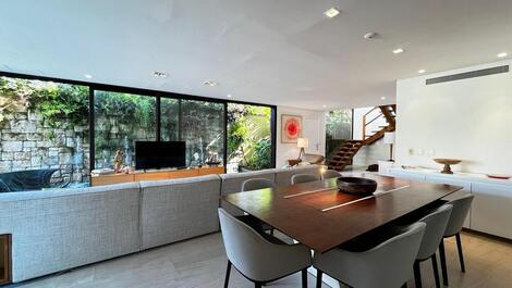 Baleia, 100 m from the beach, 4 suites, swimming pool, barbecue.
