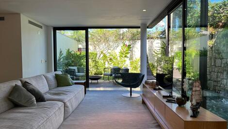 Baleia, 100 m from the beach, 4 suites, swimming pool, barbecue.