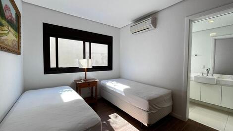 Baleia, 100 m from the beach, 4 suites, swimming pool, barbecue.