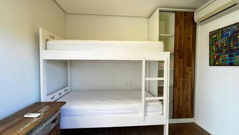 Baleia, 100 m from the beach, 4 suites, swimming pool, barbecue.