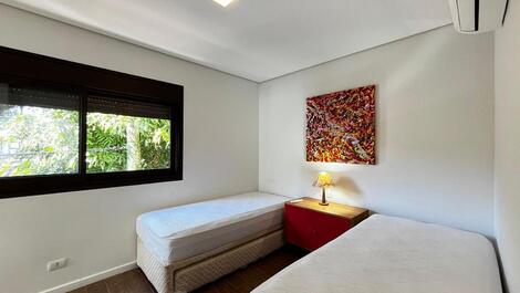 Baleia, 100 m from the beach, 4 suites, swimming pool, barbecue.