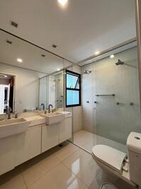 Baleia, 100 m from the beach, 4 suites, swimming pool, barbecue.