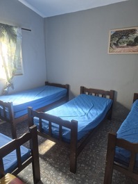 Quarto 2-  4 camas de solteiro 