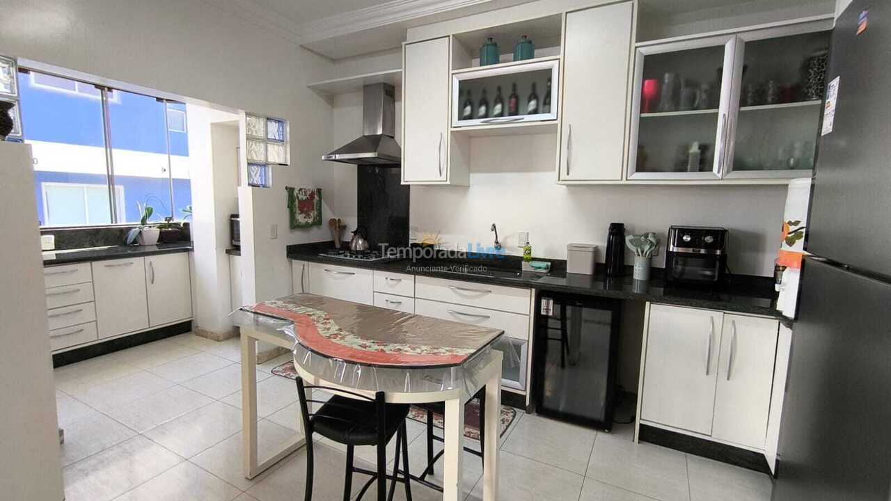 Apartamento para aluguel de temporada em Itapema (Meia Praia)