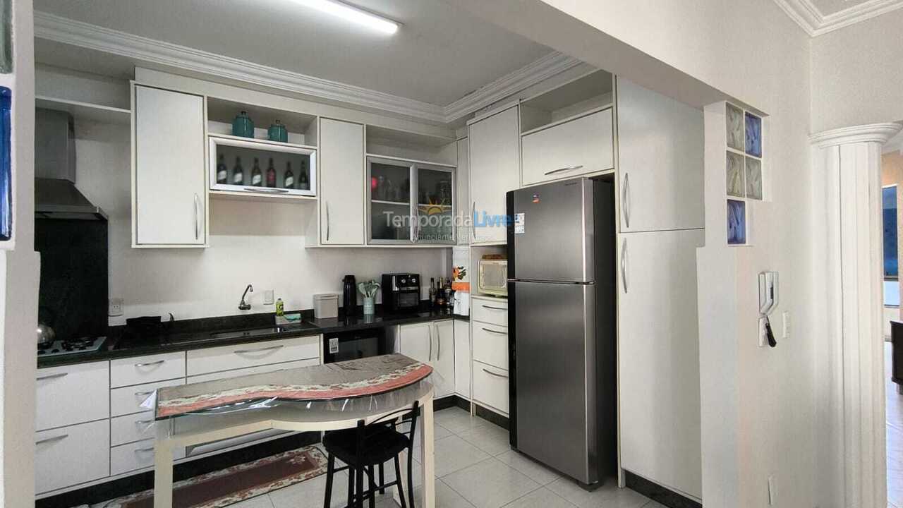 Apartamento para aluguel de temporada em Itapema (Meia Praia)