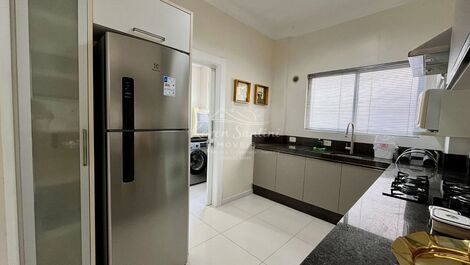 APARTAMENTO NA QUADRA DO MAR EM MEIA PRAIA - LINDA VISTA PARA O MAR