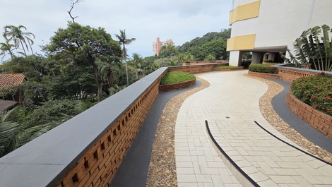 Hotel de lujo en Morro do Sorocotuba con vistas al océano.