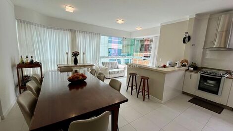 AMPLO APARTAMENTO COM 4 DORMITÓRIOS NA MEIA PRAIA