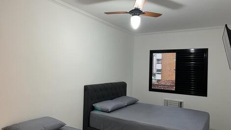 Apartamento de 1 dormitorio en Canto do Forte, Praia Grande, con vistas parciales al mar.
