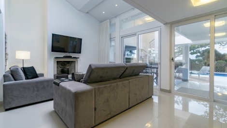 House with pool in Jurerê Internacional