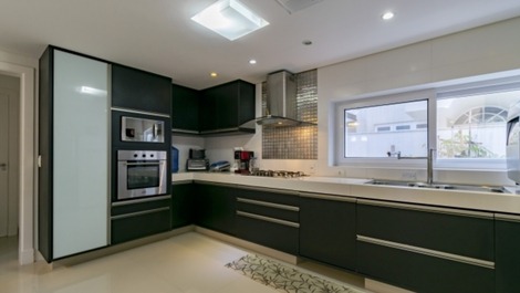 House with pool in Jurerê Internacional