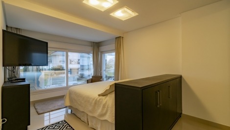 House with pool in Jurerê Internacional