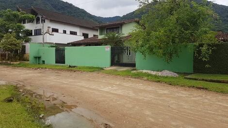 Acogedora casa de vacaciones en Ubatuba.
