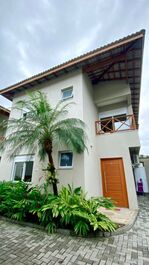 Casa novíssima em Condomínio Fechado, com 4 suites e piscina privativa