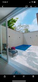 Casa novíssima em Condomínio Fechado, com 4 suites e piscina privativa