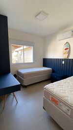 Casa novíssima em Condomínio Fechado, com 4 suites e piscina privativa