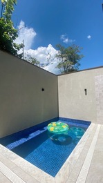 Casa novíssima em Condomínio Fechado, com 4 suites e piscina privativa