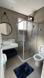 Casa novíssima em Condomínio Fechado, com 4 suites e piscina privativa