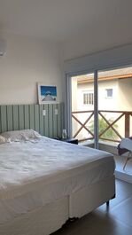 Casa novíssima em Condomínio Fechado, com 4 suites e piscina privativa