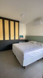 Casa novíssima em Condomínio Fechado, com 4 suites e piscina privativa