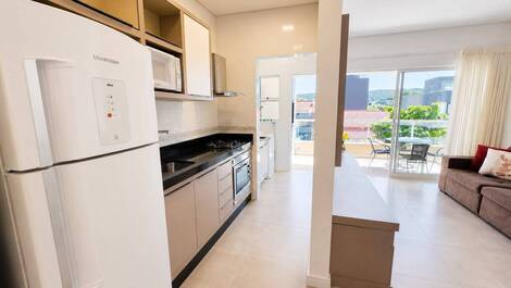 Apartamento Amplo com 2 suítes na Praia de Mariscal cod. 044