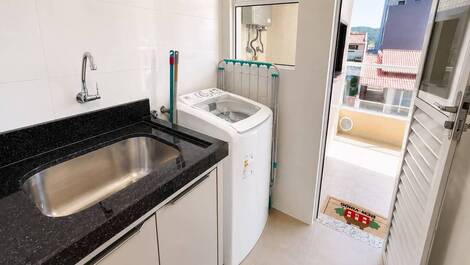 Apartamento Amplo com 2 suítes na Praia de Mariscal cod. 044
