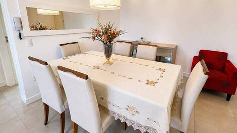 Apartamento Amplo com 2 suítes na Praia de Mariscal cod. 044