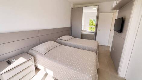 Apartamento Amplo com 2 suítes na Praia de Mariscal cod. 044
