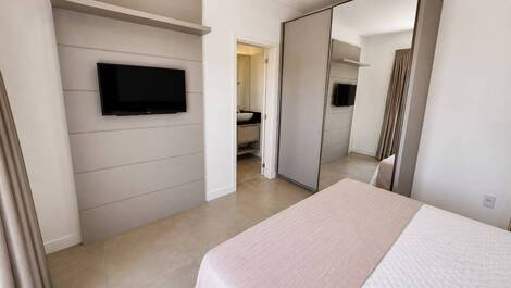 Apartamento Amplo com 2 suítes na Praia de Mariscal cod. 044