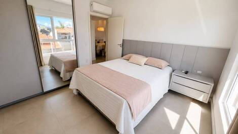 Apartamento Amplo com 2 suítes na Praia de Mariscal cod. 044