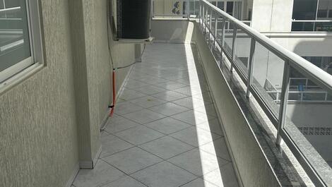 Excelente apartamento de 3 habitaciones en un edificio frente a la playa.