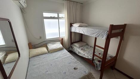 Excelente apartamento de 3 habitaciones en un edificio frente a la playa.