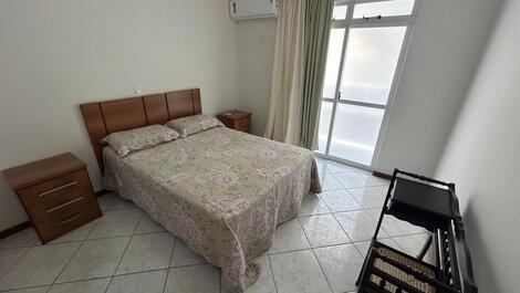 Excelente apartamento de 3 habitaciones en un edificio frente a la playa.