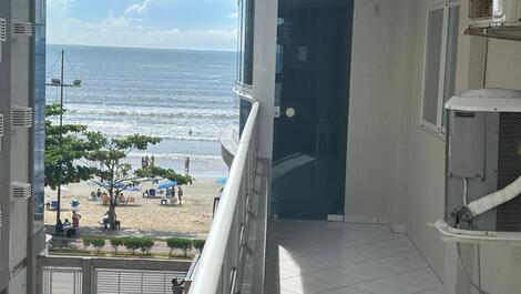 Excelente apartamento de 3 habitaciones en un edificio frente a la playa.