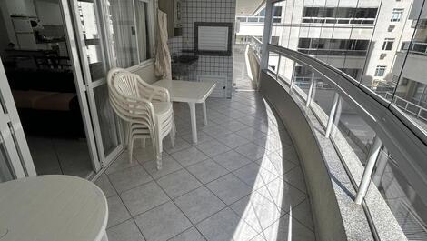 Excelente apartamento de 3 habitaciones en un edificio frente a la playa.
