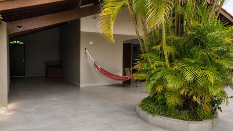 Linda casa a 50 metros da praia - Pé na Areaia - Bairro Nobre - PG