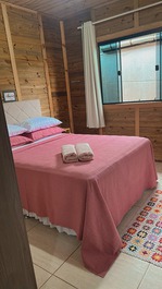 Casa de playa con balcón y salón de fiestas.