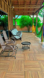 Casa de playa con balcón y salón de fiestas.