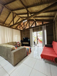 Casa de playa con balcón y salón de fiestas.