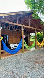 Casa de playa con balcón y salón de fiestas.