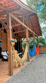 Casa de playa con balcón y salón de fiestas.