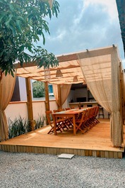 Casa de playa con balcón y salón de fiestas.