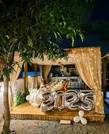 Casa de playa con balcón y salón de fiestas.