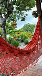 Casa de playa con balcón y salón de fiestas.