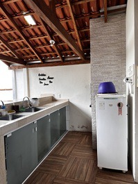 Casa de playa con balcón y salón de fiestas.
