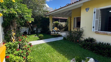 🏡 Casa Espaçosa com 4 Dorm em Canasvieiras – Próxima ao Mar 🌊