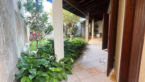 Corredor e jardim